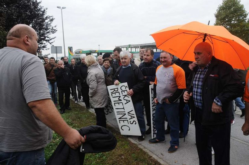 Bivši radnici Zagorje Tehnobetona prosvjedovali ispred zgrade Uprave
