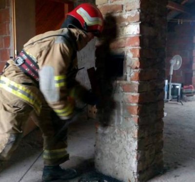 Hrastovsko: Izbio požar dimnjaka pa vlasnik ulio vodu u njega
