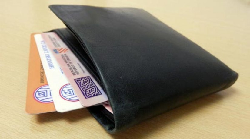 Kod Kauflanda izgubljen veći crveni ženski novčanik sa dokumentima