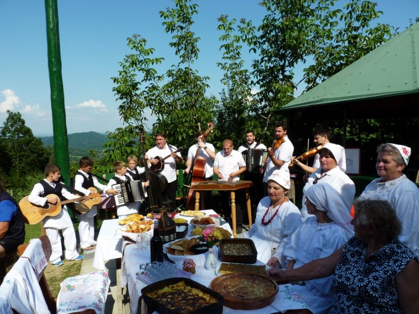 FOTO: Podno Ivančice uživali u tradicionalnim specijalitetima i domaćoj &quot;možiki&quot;