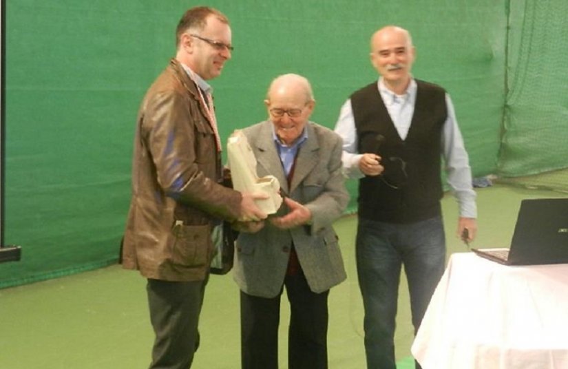 Međunarodni kongres zbora teniskih trenera u Zagrebu 2012. godine, na kojem je Skuhala od Teniskih trenera Hrvatske dobio Nagradu za životno djelo