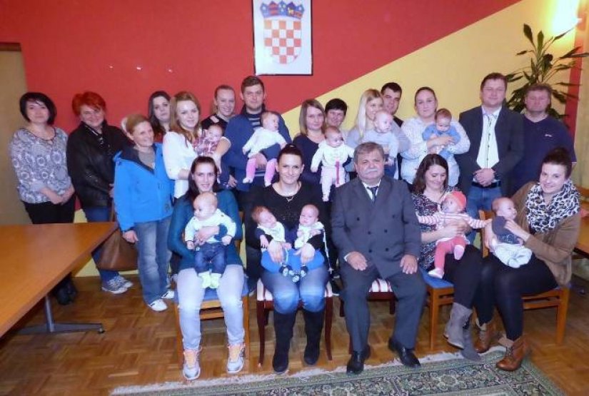 FOTO: Načelnik Cestice primio roditelje 13 novorođenčadi i uručio im po 1.000 kn pomoći