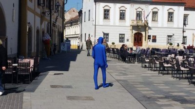 JAVIO ČITATELJ Čovjek u plavom kostimu viđen kako šeta središtem Varaždina