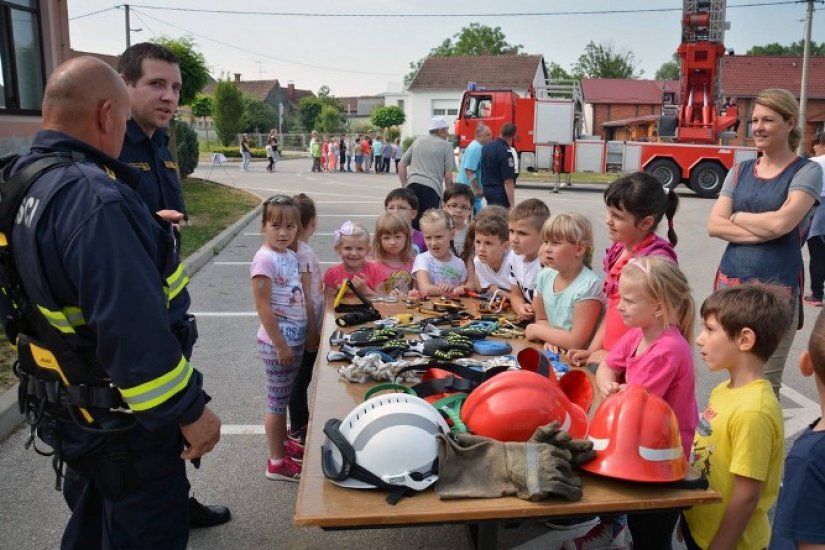 FOTO Kneginečki vatrogasci predstavili opremu i demonstrirali gašenje požara