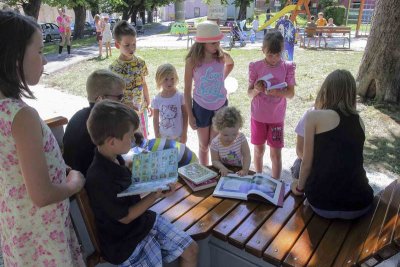 Klupica čitalica za djecu i majke dojilje u ivanečkome Malom parku
