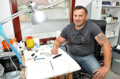 Kod “Tattoo” majstora Vladimira Kolačka (46) tetoviraju se policajci i vojnici, ali i penzioneri!