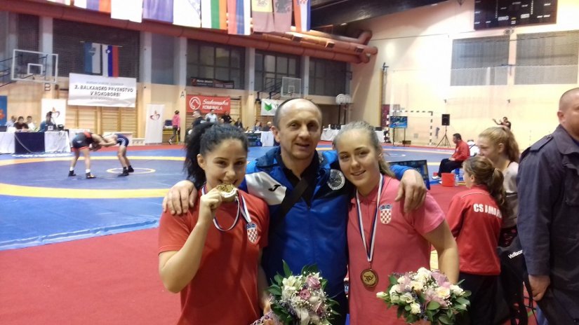 Iva Gerić (lijevo) i Victoria Vrdoljak s klupskim trenerom Ignacom Horvatom