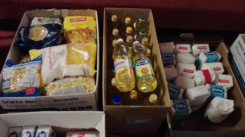 Toplički učenici poslali desetak kutija namirnica potrebitima