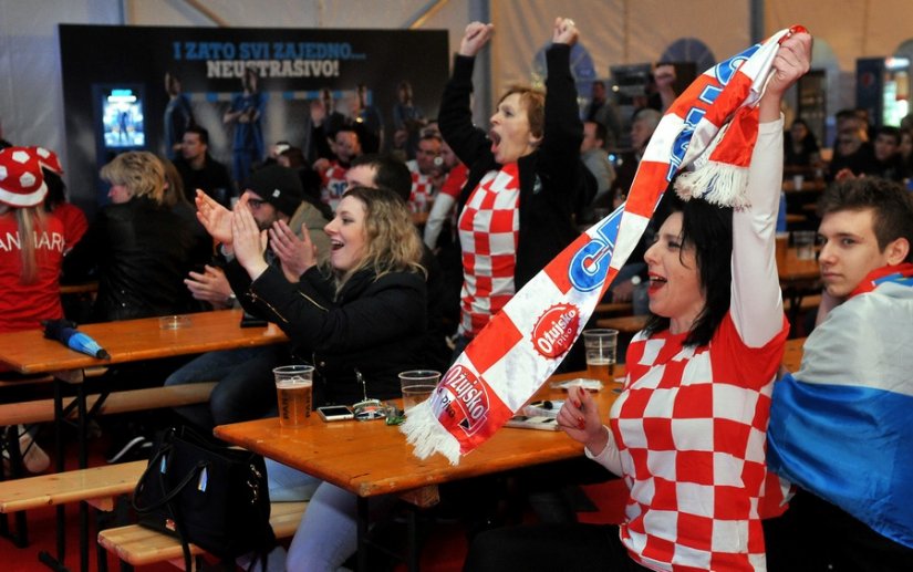 FOTO: Varaždinci svim srcem uz hrvatske rukometaše pod šatorom na Kapucinskom trgu