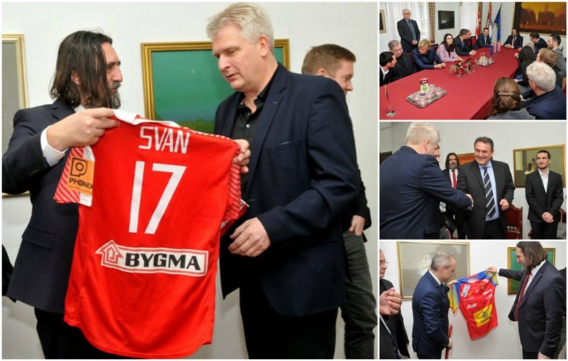 Gradonačelnik Ivan Čehok na dar primio par rukometnih dresova
