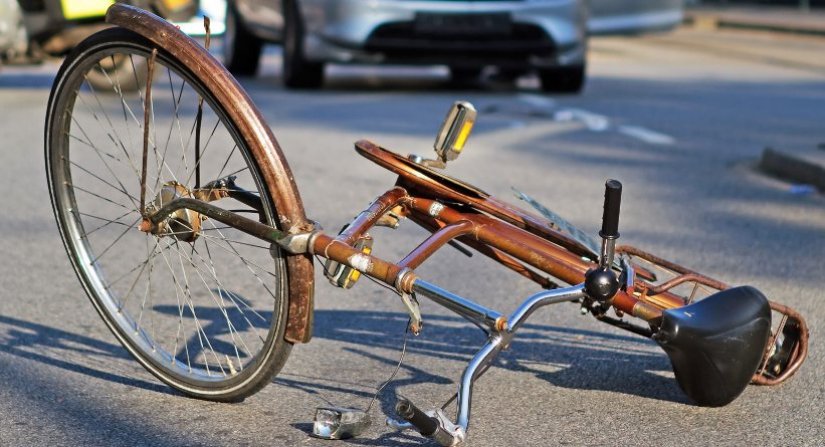 Bizarna nesreća: Autom udarila biciklista koji je potom udario drugu biciklisticu