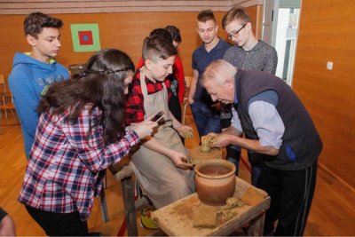 FOTO Učenici iz Salinovca učili kako izraditi košare od šibe i lončarske proizvode