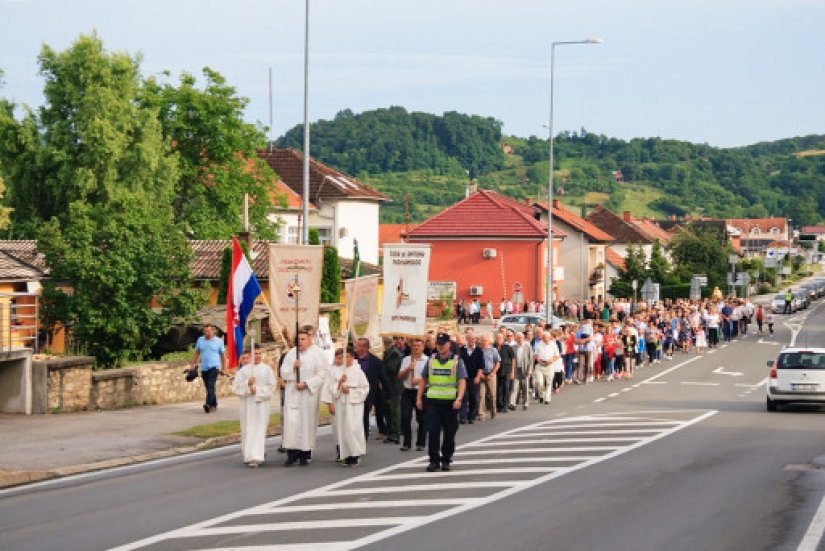 FOTO Blagoslovom djece i ljiljana, procesijom i sv. misom završilo &quot;Antunovo v Marofu&quot;