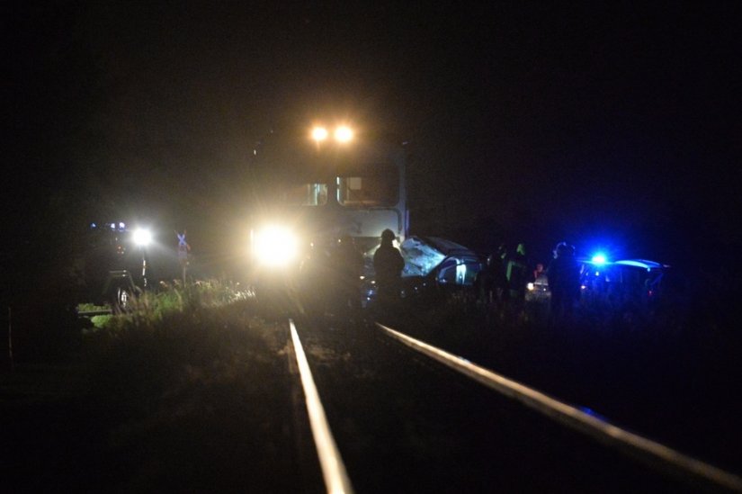 FOTO Vlak naletio na automobil - vozač hitno prevezen u bolnicu