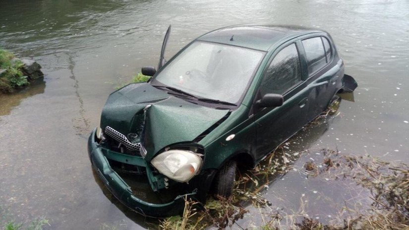 Mladić (24) pijan autom sletio s ceste u rijeku Plitvicu