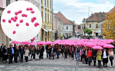 Ružičasti kišobrani i baloni na prošlogodišnji Dan ružičaste vrpce