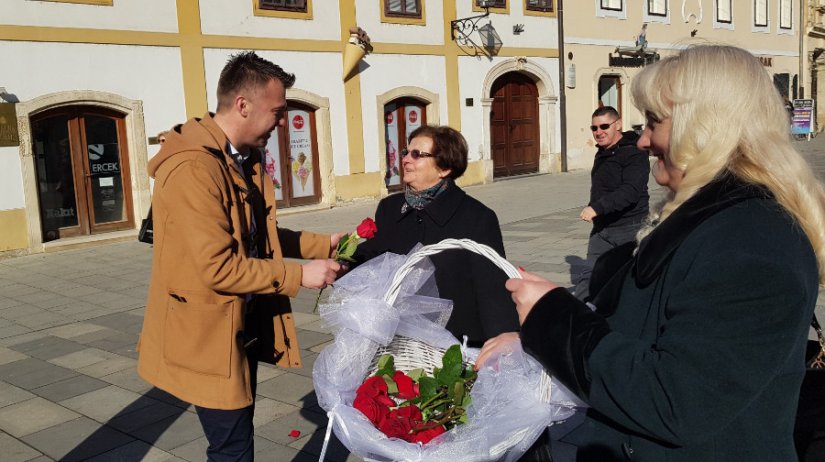 FOTO: HNS-ovci povodom Valentinova darivali Varaždinke crvenim ružama