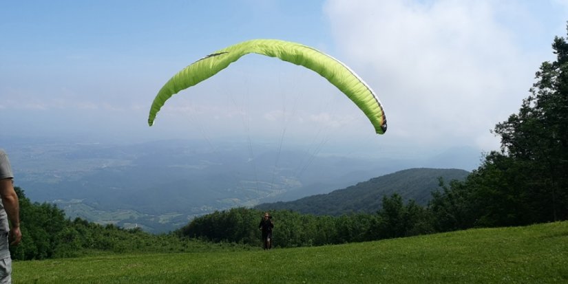 FOTO: Paraglideri iskoristili blagdan Dana državnosti i lijepo vrijeme za let s Ivančice