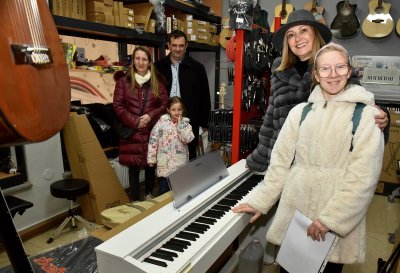 UDRUGA ANA Donatorica iz Austrije kupila novi pianino za djecu s posebnim potrebama
