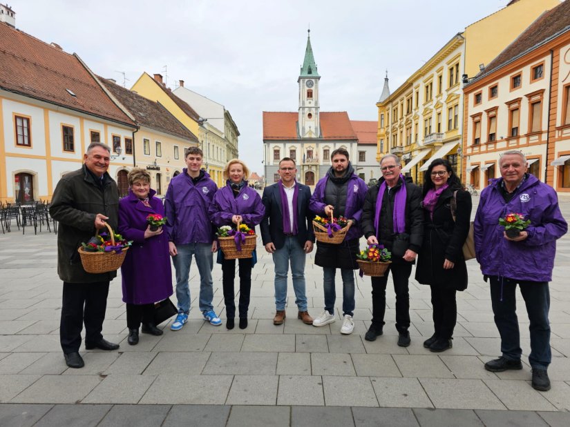 FOTO Narodna stranka Reformisti čestitala Međunarodni dan žena prigodnom podjelom jaglaca u Varaždinu