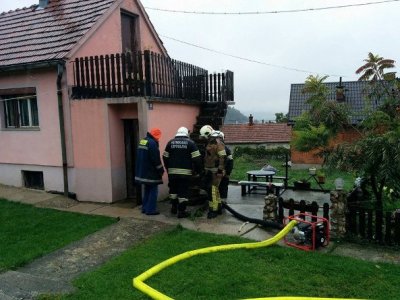 U Gajevoj ulici u Lepoglavi vatrogasci su ispumpavali vodu iz podruma kuće
