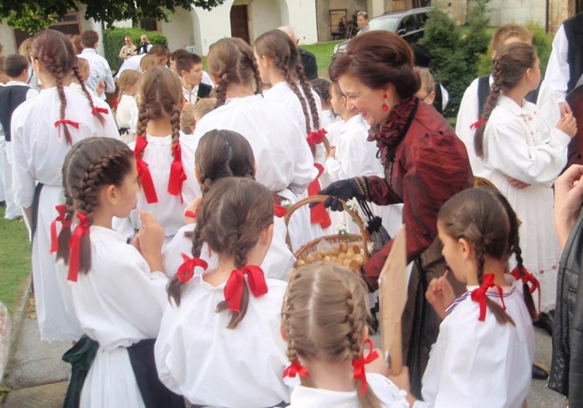 FOTO: Grofica Lujza družila se s malim folklorašima u Remetincu