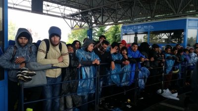 Zbog hladnoće i kiše ljudi nervozno čekaju ulazak u Sloveniju
