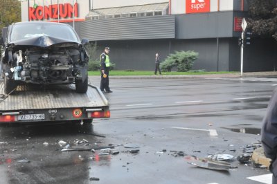 FOTO: Dvije osobe ozlijeđene u prometnoj nesreći na Banfici