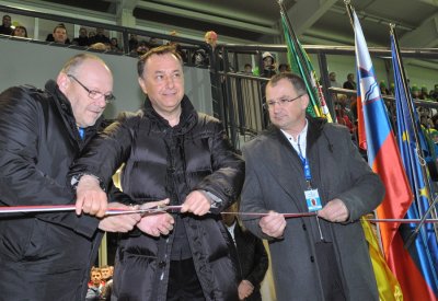 Miran Vuk (u sredini) na otvorenju stadiona u Zavrču