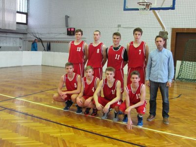 Košarkaška ekipa koja je nastupila u Mađarskoj pod vodstvom trenera Velimira Mudrog