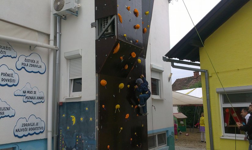 Postavljena stijena za penjanje u Dječjem vrtiću Iskrica