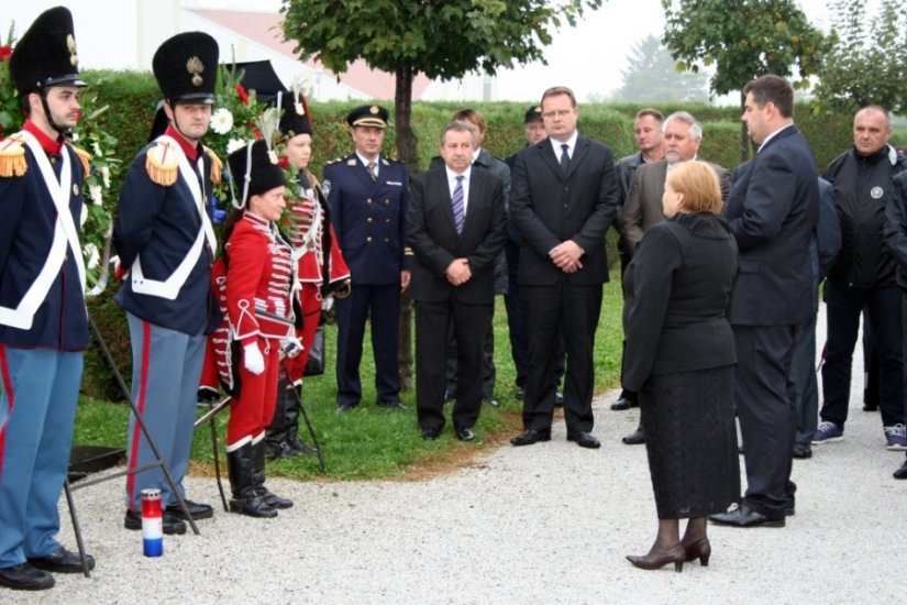 Vijence su položili predstavnici Grada i Županije te udruge