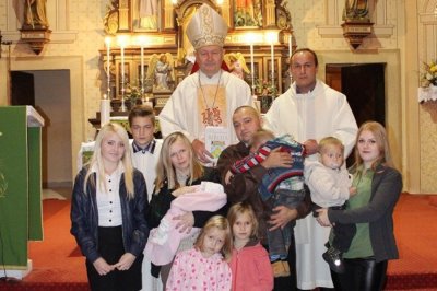 Biskup Mrzljak u Madžarevu krstio osmo dijete u obitelji