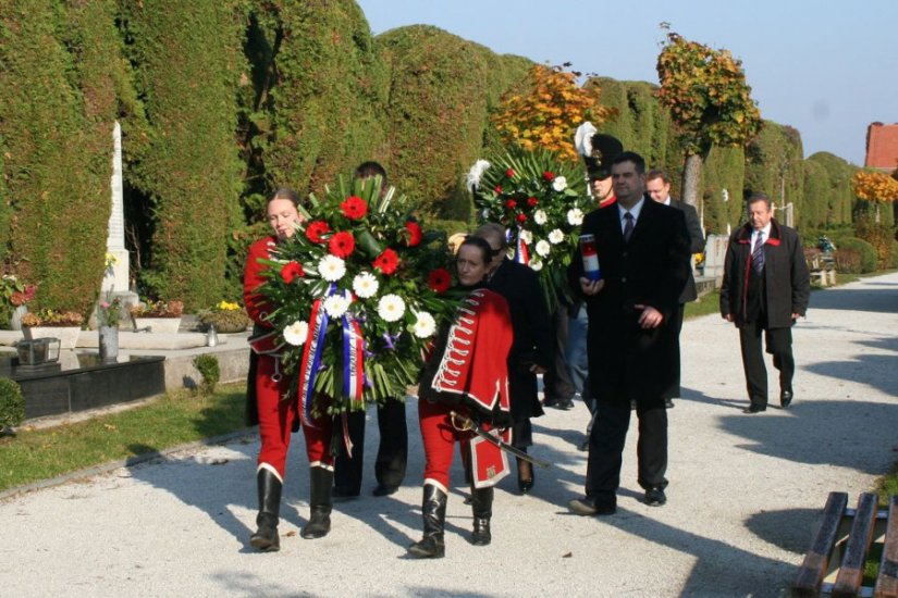 FOTO: Na varaždinskom Gradskom groblju položeni vijenci uoči blagdana Svih Svetih