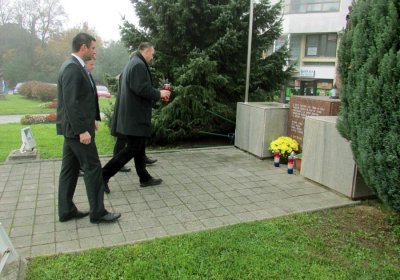 Delegacija Novog Marofa položila cvijeće i zapalila svijeće 