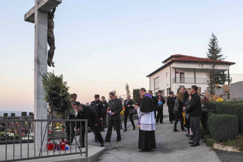 Ivanec: Položen vijenac kod središnjeg križa na gradskom groblju