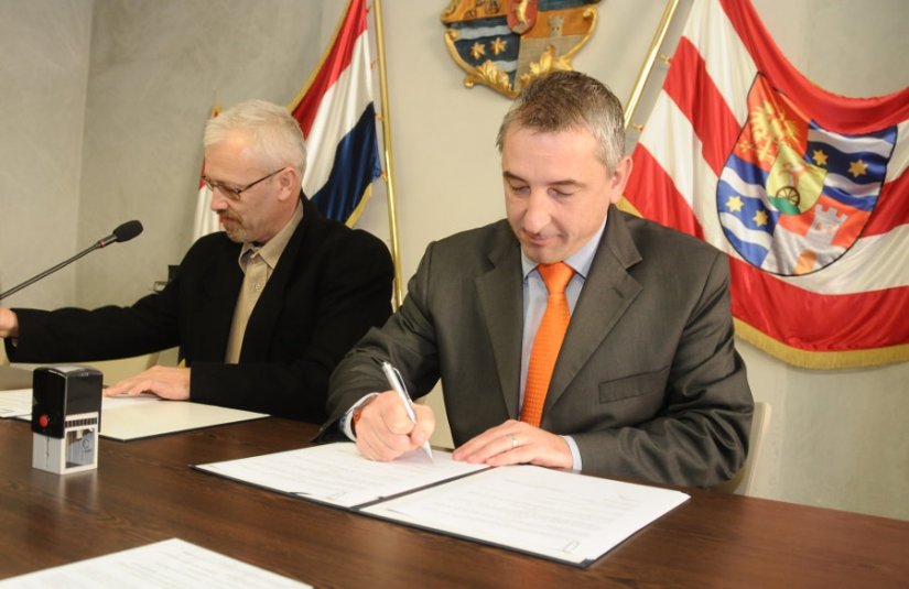 Ugovor su potpisali direktor tvrtke Gekom Oleg Antonić i župan Štromar