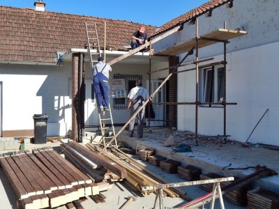 FOTO: Radovi na uređenju fasade i dogradnji Društvenog doma u Zamlaki