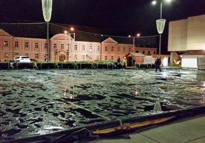 FOTO: Postavlja se klizalište na Kapucinskom trgu