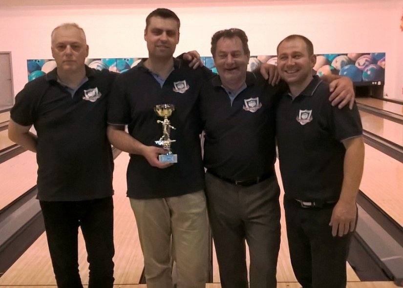 BK Stadium u sastavu D. Dretar, Ž. Horvatić, I. Kreš i V. Kovačić (slijeva) s peharom za drugo mjesto u Hrvatskom bowling ekipnom kupu