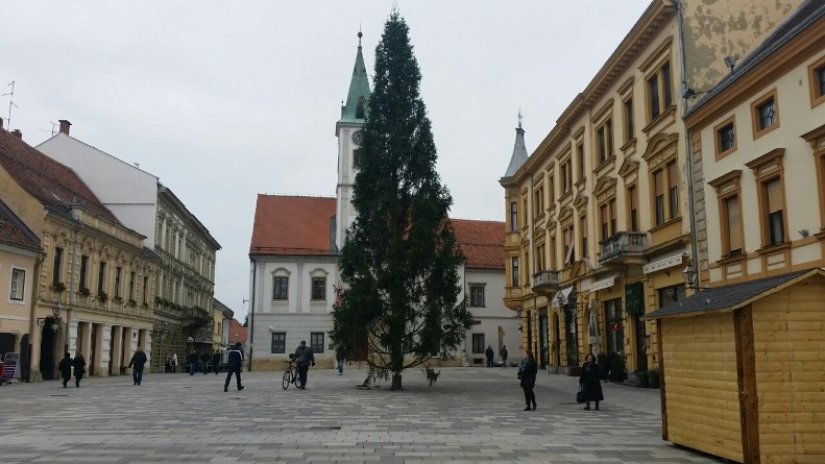 FOTO: Na Korzu postavljena božićna jelka, grad u božićnom ruhu