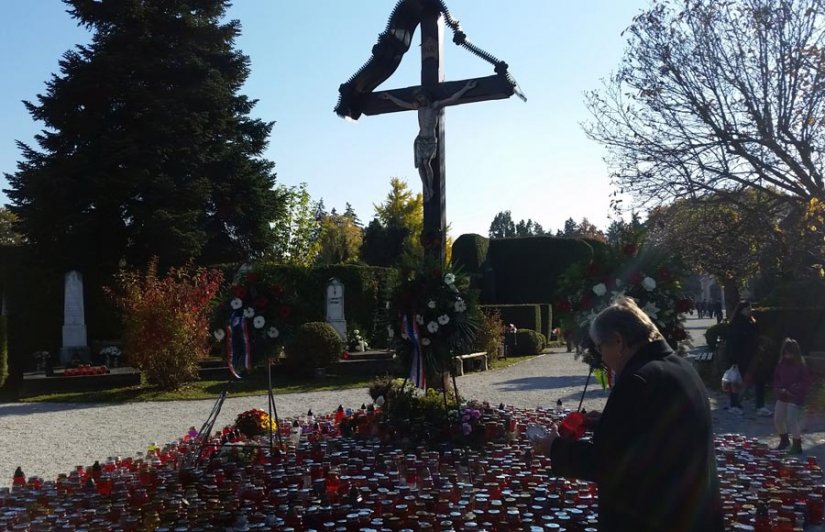 FOTO: Blagdan Svih svetih - građani obilaze groblja diljem županije