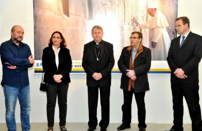 Izložba fotografija „Papa Franjo u Jeruzalemu&quot; u Galerijskom centru Varaždin