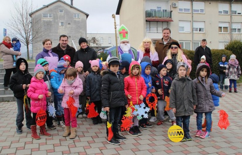 FOTO: Mališani okitili bor kod Poslovnog centra u Lepoglavi