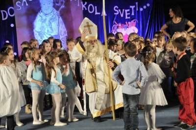 FOTO: Sv. Nikola podijelio 600 poklon paketa najmlađim mještanima Kneginca