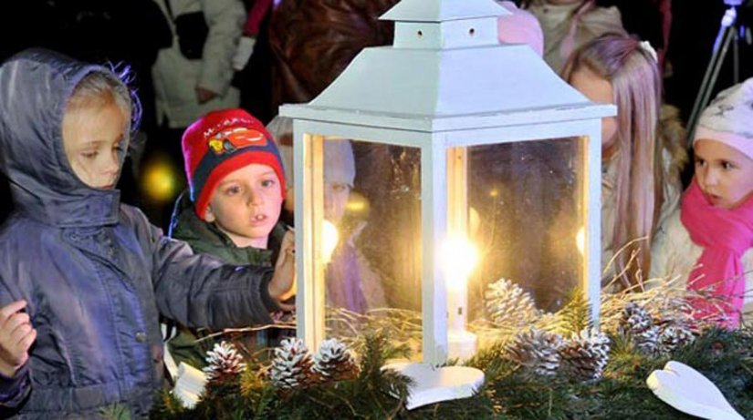 Paljenje druge adventske svijeće večeras pred varaždinskom katedralom