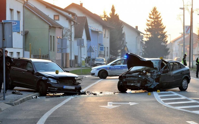 FOTO: Teška nesreća u Ul. braće Radića: U sudaru poginuo vozač (64)