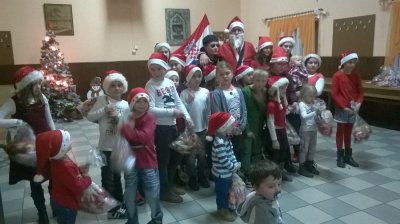 FOTO: Djed Mraz posjetio i dobru djecu u Hrastovljanu