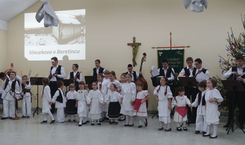 FOTO: Godišnjim koncertom Ježeki svima zaželjeli sretne blagdane