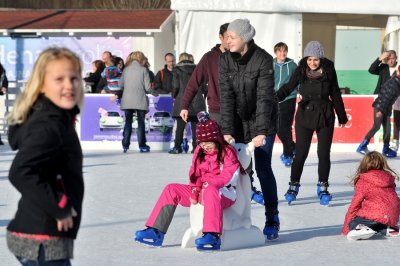 FOTO: Veliki i mali Varaždinci uživaju u klizanju na Kapucinskom trgu